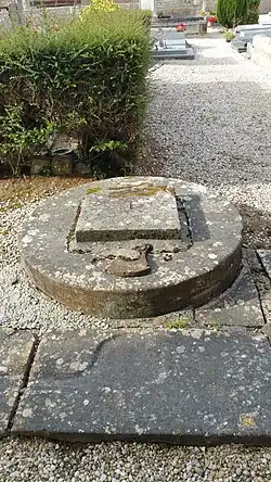 Photographie montrant une dalle circulaire surélevée