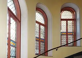 Fenêtre dans la cage d'escalier.