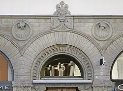 Arcade au-dessus de l'entrée principale.