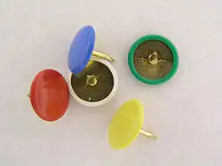 Punaises à clous colorées.