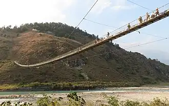 Le pont suspendu de Punakha enjambe la Pho Chhu (en).