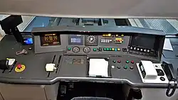 Pupitre de conduite. Situé à la main gauche, le manipulateur de vitesse prefixada