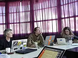 Équipe discutant lors d'un booksprint.