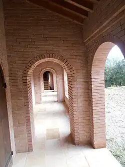 Pureté des constructions en briques et bois.