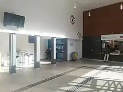 Le hall de la gare avec les guichets.