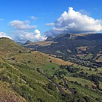 Le roc des Ombres au centre, au-dessus de la vallée du Mars. Au loin, le puy Mary. Le sommet le plus en avant est le roc Brin. À droite, crête menant au puy Violent.