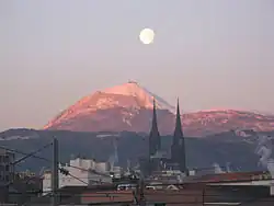 Le puy de Dôme avec les deux flèches de la cathédrale de Clermont-Ferrand.