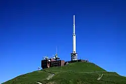 Le laboratoire et le pylône érigé