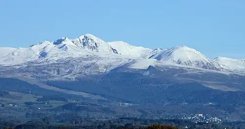 Vue plus rapprochée du massif depuis l'autoroute A89.