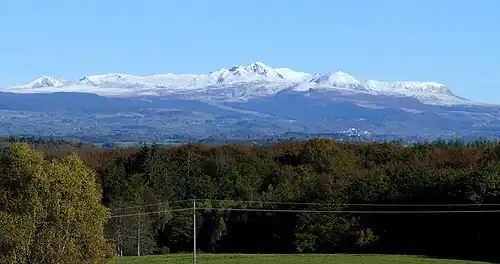 Vue générale du massif du Sancy depuis le sud-ouest.