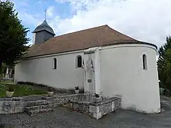 Le monument aux morts adossé à la chapelle.