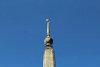 Croix de direction au sommet de l'obélisque.