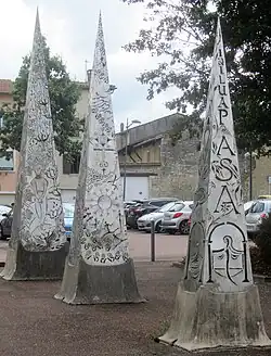 Pyramides Da Costa : la première porte le nom d'Asa Paulini et les proues de navire de la mosaïque.