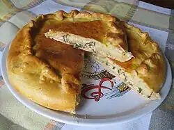 Pirog avec une farce de quark et de blette