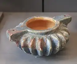 Pyxide en fritte, de facture levantine retrouvée en Mésopotamie, XIVe&nbsp;– XIIe&nbsp;siècle av. J.-C. Musée du Louvre.