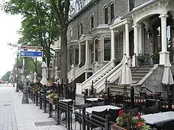 De nombreuses terrasses sont installées le long de l'avenue.