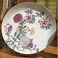 Assiette sans marli (destinée au marché intérieur chinois) à décor de fleurs. Porcelaine, émaux famille rose. Chine, dynastie Qing, Qianlong, 1736-1795. D. 22&nbsp;cm