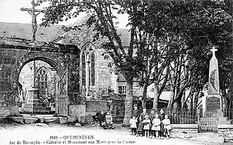 Quéménéven : l'arc de triomphe, le calvaire et le monument aux morts vers 1925.