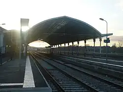 Quai de la gare SNCF reliant la cité castraise à Toulouse et Mazamet.