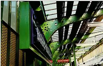 Les parois et marquises des quais de la ligne 2 en 1993, lorsqu'elles étaient peintes en vert.