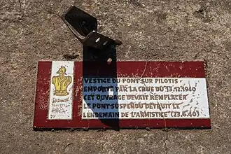 Plaque sur les quais au sujet du pont détruit en 1940.