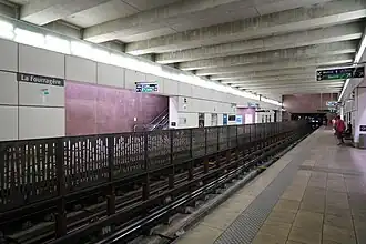 Les quais et voies de la station.