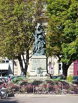 Quand même ! (1884), Belfort, place d'Armes.