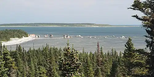Île Quarry, une baie, monolithes, au loin, l'île Niapiskau