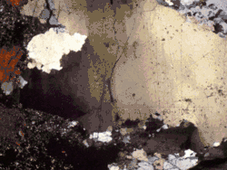 Lorsqu'une roche est soumise à des contraintes tectoniques, le quartz présente un phénomène d'extinction roulante ou onduleuse.