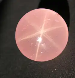Cabochon de quartz rose astérié.