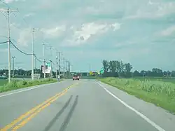 Approche de l'intersection des routes 132 et 236 à l'extrémité ouest de la route.