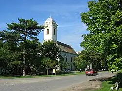 Le centre ville et l'église catholique de la Reine-du-Rosaire à Plandište