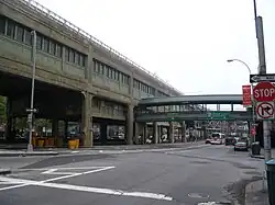 Station de métro de Queensboro Plaza, côté sud de la 42e&nbsp;avenue.