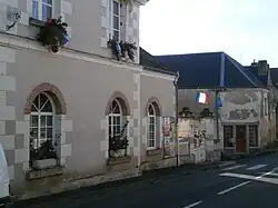 Vue d'un bâtiment dont la façade porte les drapeaux français et européen.