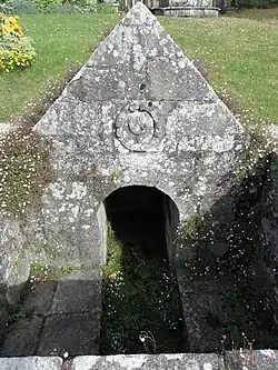 Fontaine de l'église de la Trinité.