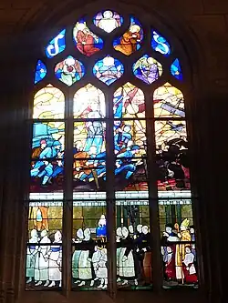 vitrail représentant des combats de la Première guerre mondiale et, en bas, un pardon à Ty Mamm Doué vers 1920