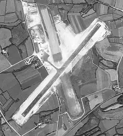 Aéroport de Quimper le 17 août 1966 avec une piste enrobée 04/22 et une piste en herbe.