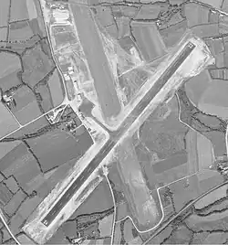 Aéroport de Quimper le 21 septembre 1965 avec une piste enrobée 04/22 (de 1 200 mètres) et une piste en herbe 17/35.