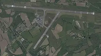 Aéroport de Quimper le 30 Mai 2009 avec une seule piste 10/28 et la 04/22 définitivement fermée depuis 2007.