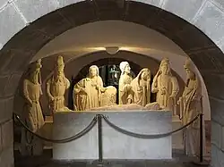 Photographie d'un groupe sculpté en pierre blanche représentant la Mise au Tombeau du Christ