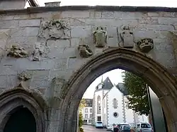 Le porche du XVe&nbsp;siècle, vue partielle.