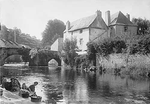 Lavandières lavant du  linge dans l'Ellé près du pont Lovignon à Quimperlé.
