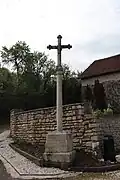 Croix au bourg, près du château.