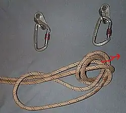 Réduire la grande boucle jusqu'à sa disparition, en tirant, à l'intérieur même du demi-nœud, sur la corde doublée