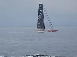 Le multicoque aux couleurs de Réauté Chocolat vu au large de Trégastel