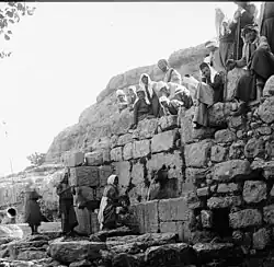 La fontaine en 1901 dont la structure remonte à l'époque romaine tardive.