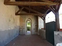 Le porche de l’église.