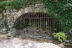Réplique de la grotte de Lourdes à côté de la chapelle Saint-Antoine-de-Padoue de Montalto Carpasio