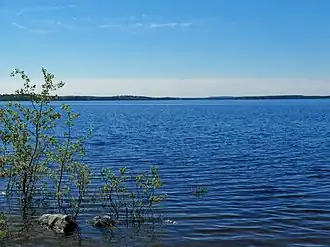 Un plan d'eau immense.