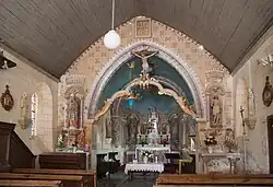 Le chœur séparé de la nef par une arcade orné d'une perque à crucifix.